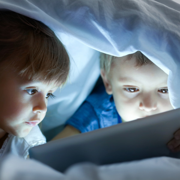 Televize, telefon, tablet. Od jakého věku a kolik?