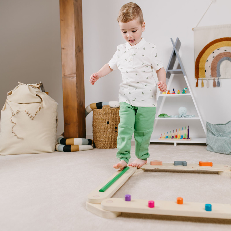 Má pozitivní vliv na vývoj chodidel, klenby a správné držení těla Montessori balanční kladiny podporují rozvoj hrubé motoriky