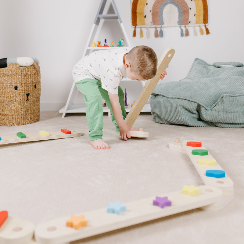 Má pozitivní vliv na vývoj chodidel, klenby a správné držení těla Montessori balanční kladiny podporují rozvoj hrubé motoriky