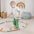 Má pozitivní vliv na vývoj chodidel, klenby a správné držení těla Montessori balanční kladiny podporují rozvoj hrubé motoriky