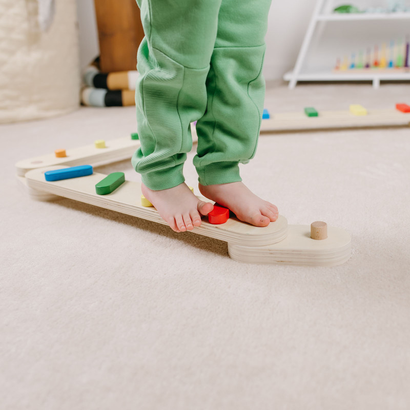 Má pozitivní vliv na vývoj chodidel, klenby a správné držení těla Montessori balanční kladiny podporují rozvoj hrubé motoriky