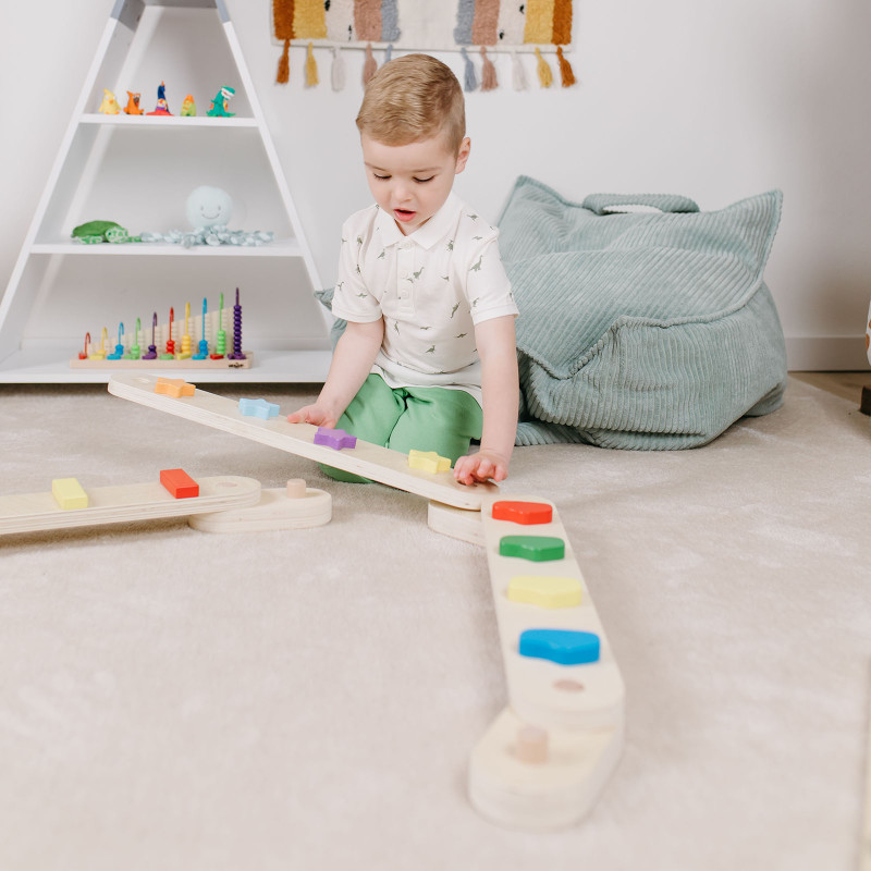 Má pozitivní vliv na vývoj chodidel, klenby a správné držení těla Montessori balanční kladiny podporují rozvoj hrubé motoriky