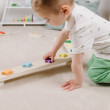 Má pozitivní vliv na vývoj chodidel, klenby a správné držení těla Montessori balanční kladiny podporují rozvoj hrubé motoriky