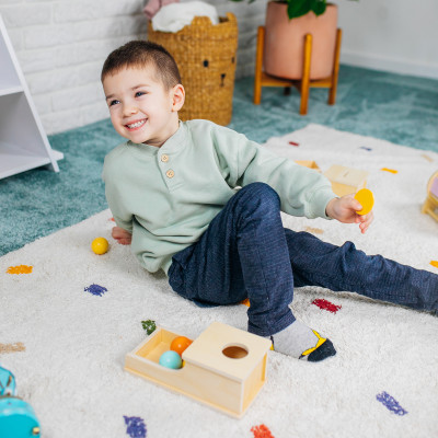 Dlouhá Montessori krabička s kuličkou Dlouhá Montessori krabička s kuličkou