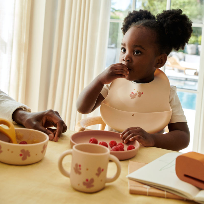 LIEWOOD Silikonové bryndáčky Ember Mini Butterfly / Apple blossom 2 kusy