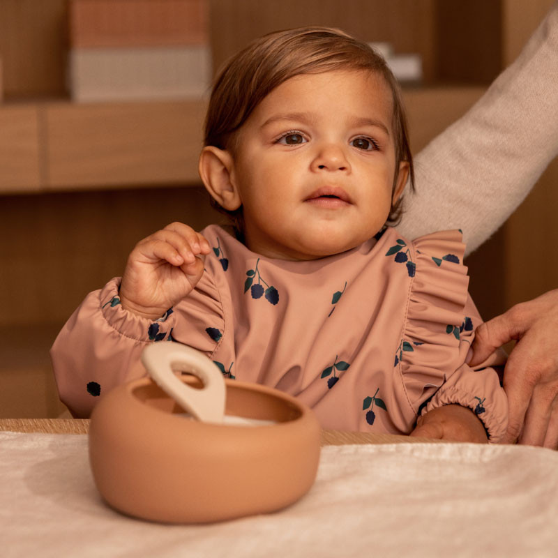 LIEWOOD silikonová miska s lžičkou Sparia Tuscany Rose / Apple Blossom