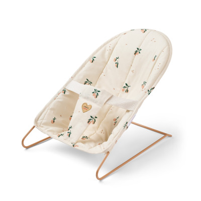 LIEWOOD MABEL Houpací lehátko pro panenky Mini Me Peach / Seashell