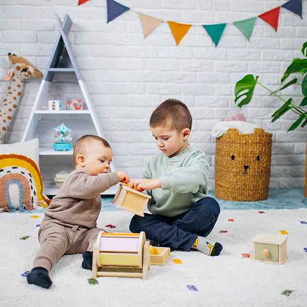 děti si hrají s Montessori krabičkami od Joybexu