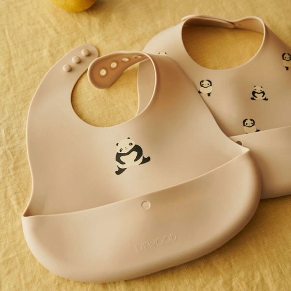 LIEWOOD Silikonové bryndáčky Ember Panda / Sandy 2 kusy LIEWOOD Silikonové bryndáčky Ember Panda / Sandy 2 kusy