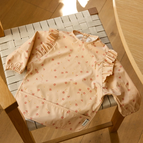 LIEWOOD bryndák s rukávy Merle Ruffle Mini Butterfly / Apple blossom LIEWOOD bryndák s rukávy Merle Ruffle Mini Butterfly / Apple blossom