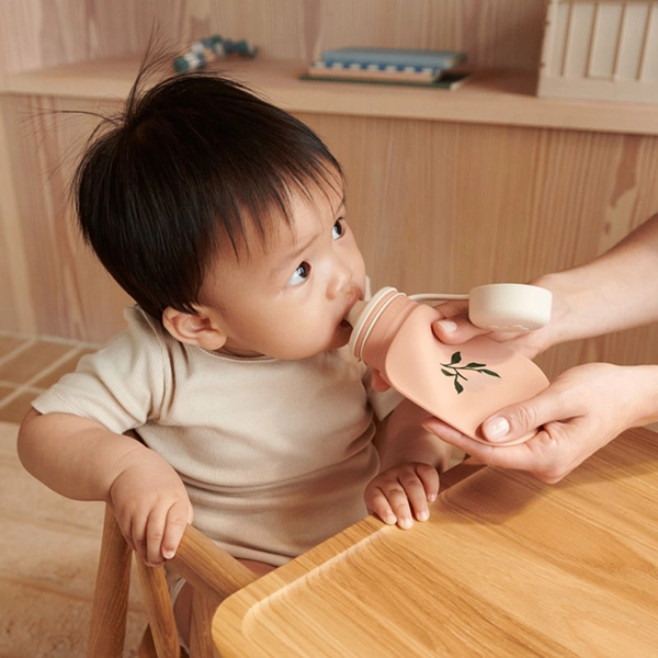 LIEWOOD silikonová smoothie lahvička Lizzie 2-balení Peach / Sea shell LIEWOOD silikonová smoothie lahvička Lizzie 2-balení Peach / Sea shell