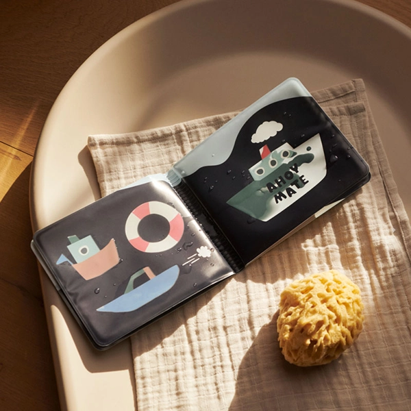 LIEWOOD Waylon kouzelná vodní knížka do koupele Sailing / Sandy